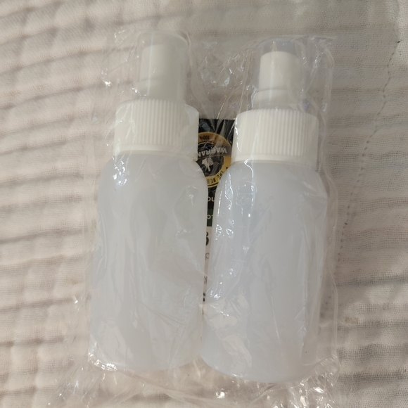 🆕️🛍 Silicone Spray Bottles 🆕️🛍 - Picture 1 of 3